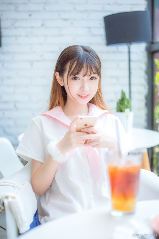 “不怪，不怪。”庞统笑着摇了摇头，这等忠义之士，只要允许，没人愿意杀：“那便先看押，不可怠慢，待我们攻破成都之后，再行说服。”